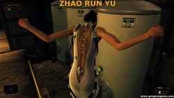 Zhao Yun Ru, la 4ème Boss de Deus Ex Human Revolution, installée à la place d'un objet dans l'entrepôt de l'Helipad de Sarif Industries (Mod).
