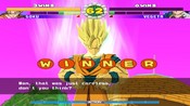 Goku fait sa pause de victoire en Super Saiyen dans le jeu Super Dragon Ball Z (Code transformations infinies).